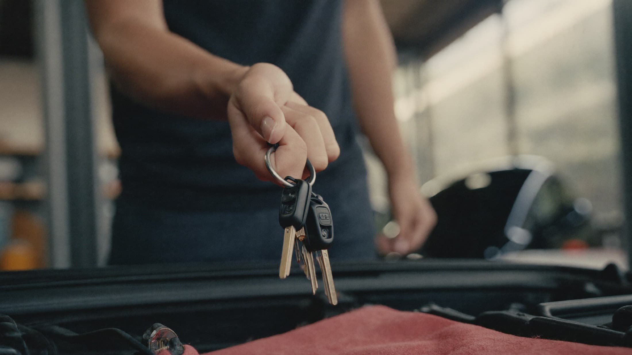 A mechanic handing car keys back to a customer